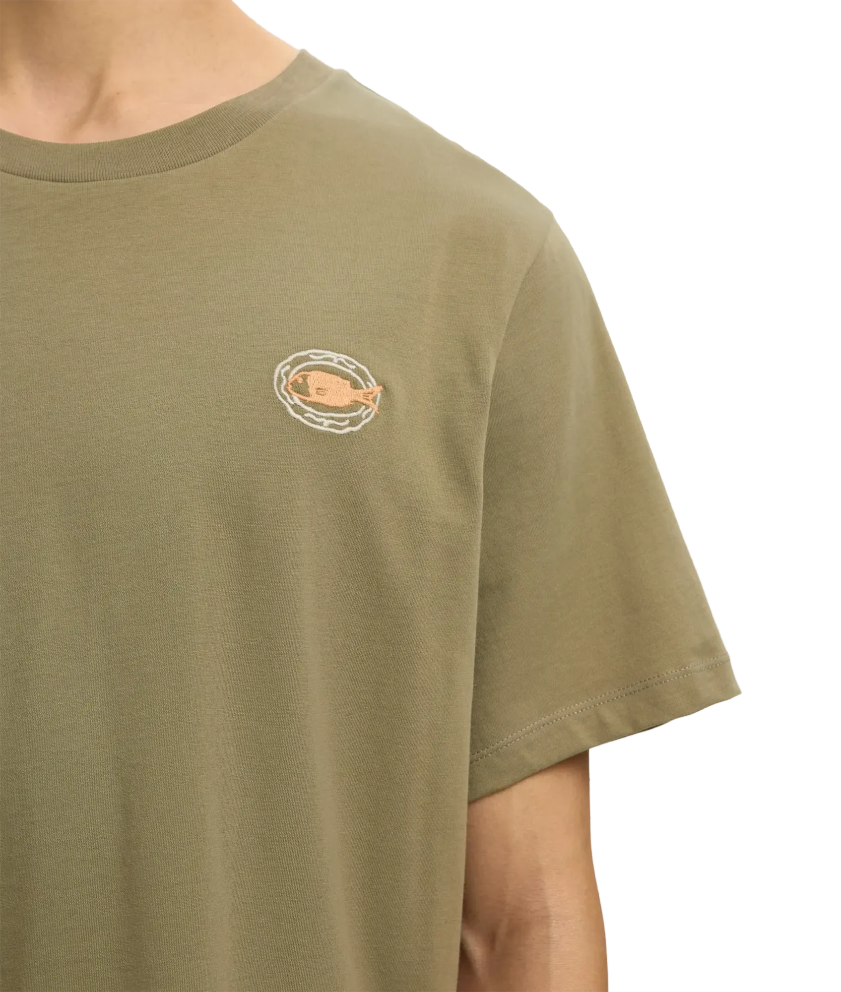 Reg-Salz Emb  Ss O-Neck Tee - Vetiver Fish - Image 4